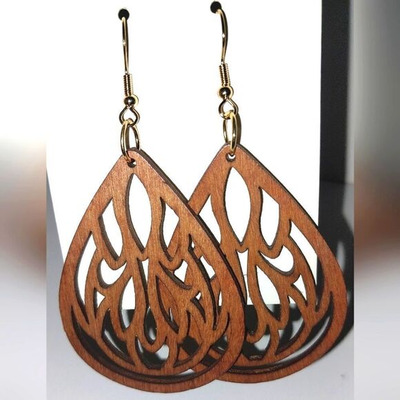 Gorgeous hollow wooden earrings - Picture 2 of 6